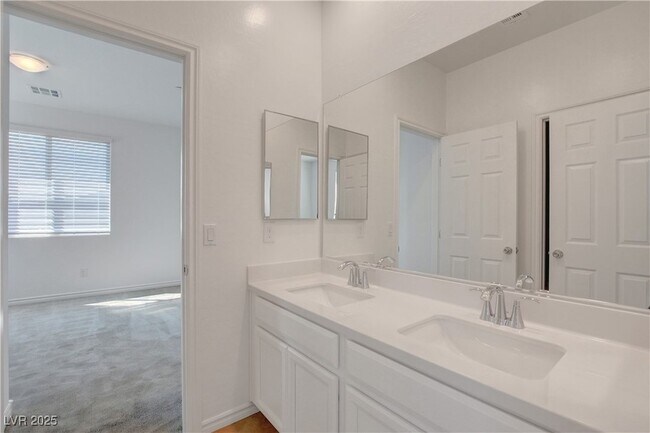 Building Photo - 882 Sycamore Falls St