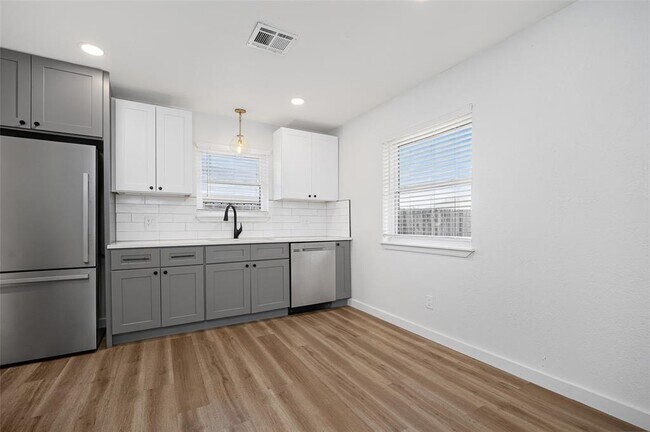 Building Photo - 630 S Heights Dr