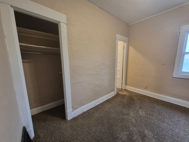 Building Photo - Two Bedroom, One Bathroom Home with Washer/Dryer!