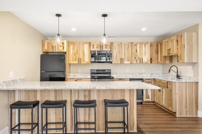 Building Photo - Hillside Hideaway in Historic Virginia Cit...