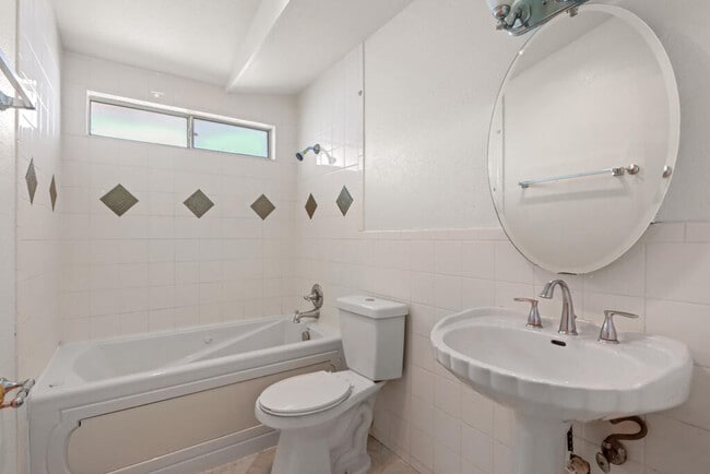 Building Photo - 1600 Sumac Dr