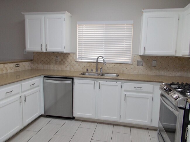 Building Photo - Spacious 4-Bedroom Home with Pool & 3-Car ...