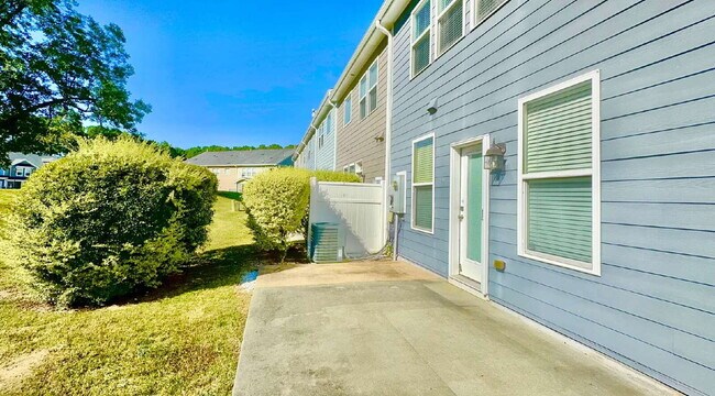 Building Photo - Charming 3-Bed End-Unit Townhome in Apex!