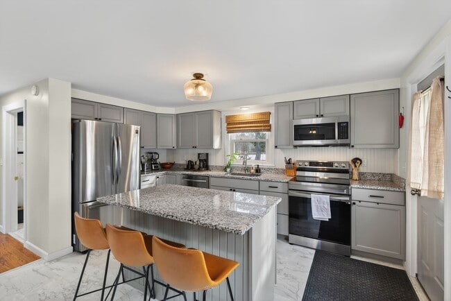 Building Photo - 3BR Cape Available 2/1