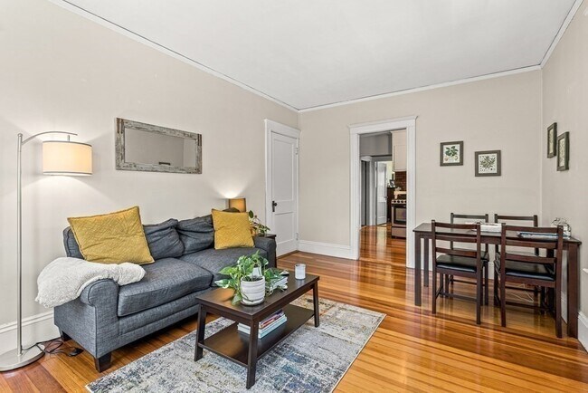 Building Photo - 10 Chestnut St