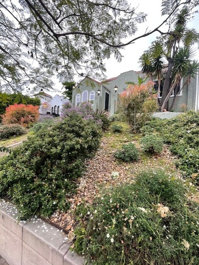 Building Photo - Stunning 5 bedroom 3 bath