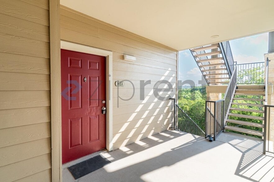 Building Photo - Unit 823