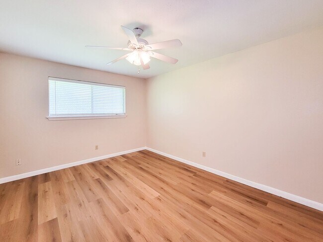 Building Photo - NICE 3 BEDROOM 2 BATH LEASE HOME IN SPRING...