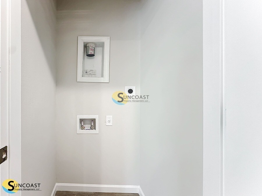 Building Photo - 6499 Breezy Oaks Wy