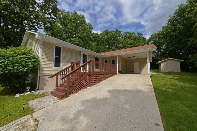 Primary Photo - Lovely 2 bedroom / 2 bath right in the mid...