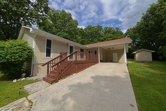 Building Photo - Lovely 2 bedroom / 2 bath right in the mid...