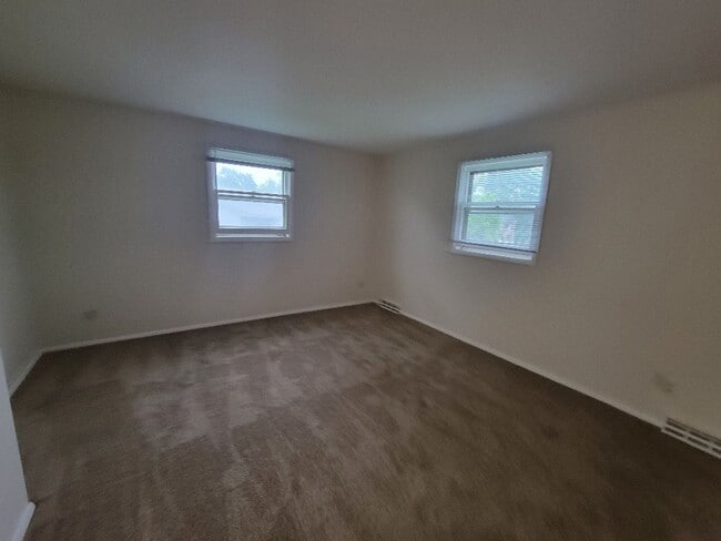 Building Photo - 618-18.5 Sunflower Dr