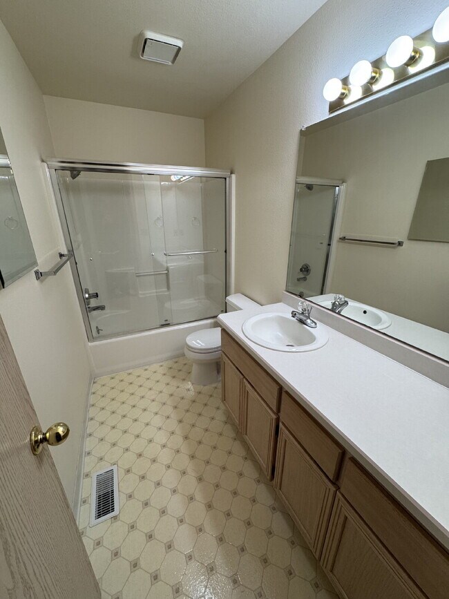 Building Photo - *Half-Off Third Months Rent* Spacious Single-level Home in Newer Milwaukie Neighborhood