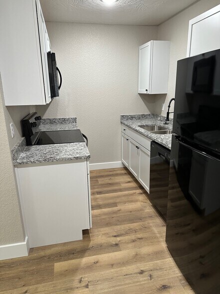 Kitchen - 449 W Lombard St