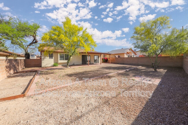 Building Photo - 10140 E Karen Pl