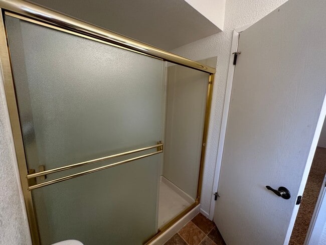 Building Photo - Spacious 2 Bedroom Duplex