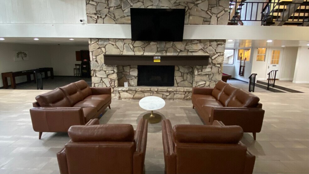 Sitting area in clubhouse - 7777 W 91st St
