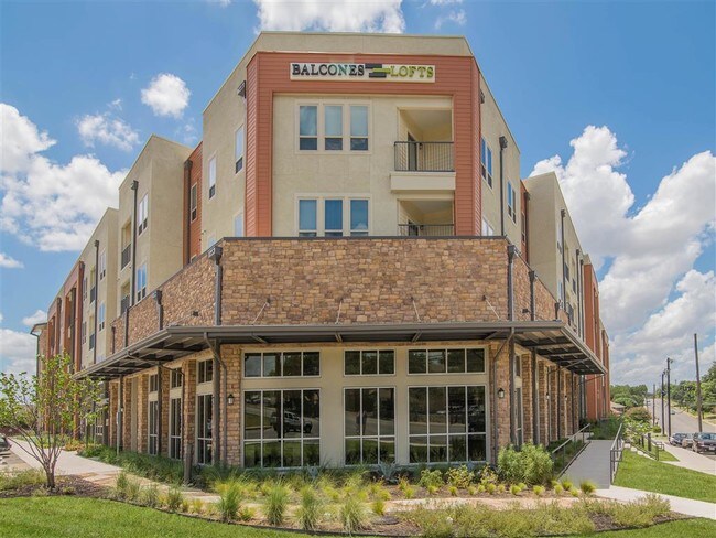 Building Photo - Balcones Lofts