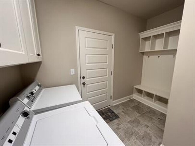 Building Photo - 7419 Flint Xing Cir SE