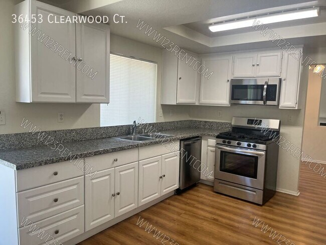 Building Photo - 36453 Clearwood Ct