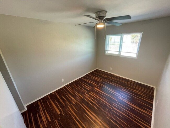 Building Photo - "Coming Soon" Upper floor 1 bedroom in quiet neighborhood with parking, AC - close to San Diego