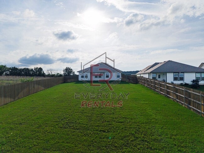 Building Photo - 3 bedroom 2 bath open concept