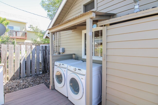 Building Photo - Charming 1 bedroom, 1 bathroom home