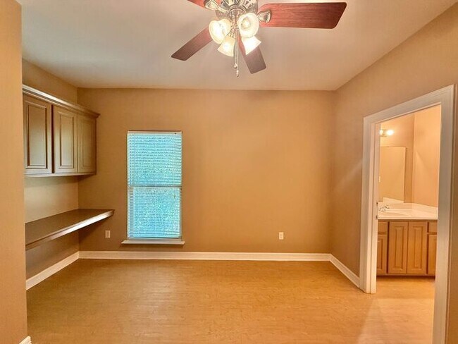 Building Photo - 4 Bedroom 3.5 Bath Duplex in East Tyler!
