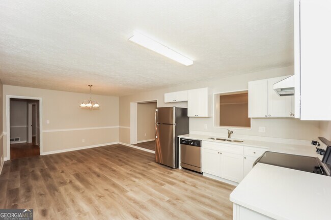 Building Photo - 600 Emerald Dr