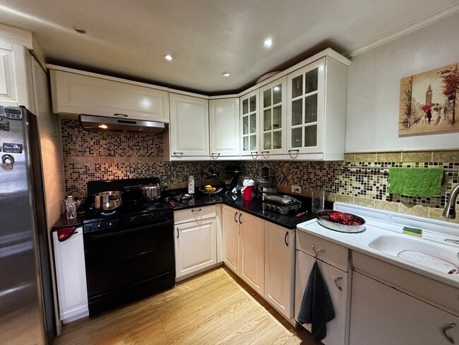 Building Photo - 42 Florence St