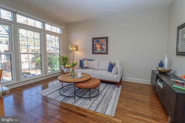 Building Photo - 1596 N Colonial Terrace