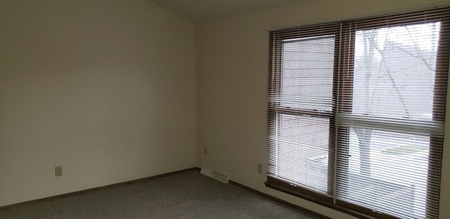 Building Photo - 3 BEDROOOM/1.5 BATH TOWNHOUSE