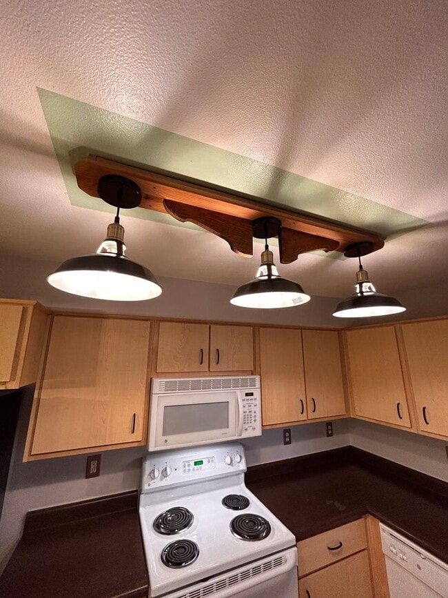 Building Photo - Freshly Updated 2-Bedroom Condo in the Hea...