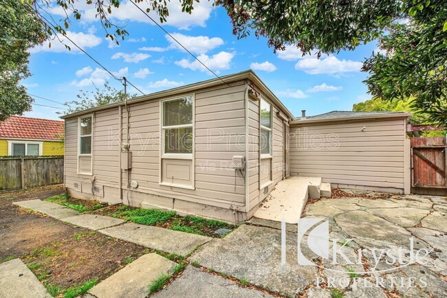 Building Photo - 1047 Valle Vista Ave