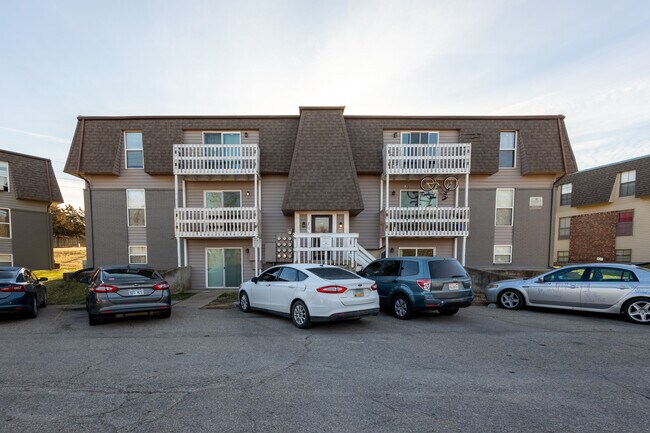 Building Photo - 715 ManApart