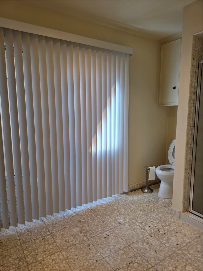 Building Photo - 406 Fox Briar Ln