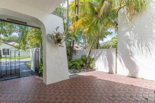 Building Photo - 11135 SW 134th Ct