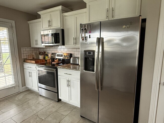 Building Photo - 607 Hollow Crst