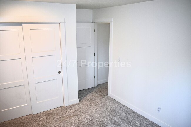 Building Photo - Comfortable Living with a Generous Yard in Gladstone