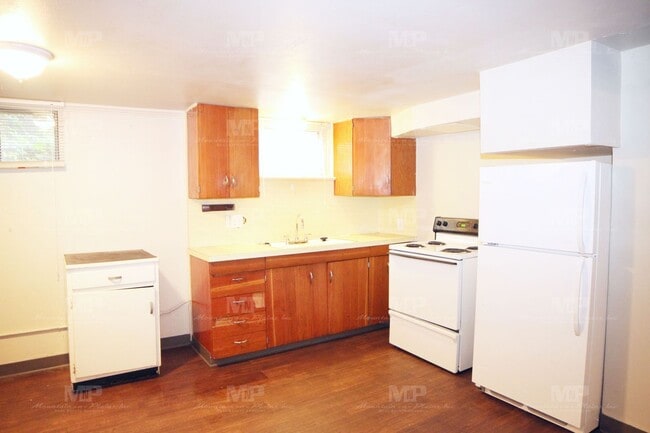 Building Photo - Three Bedroom Duplex Close to CSU!