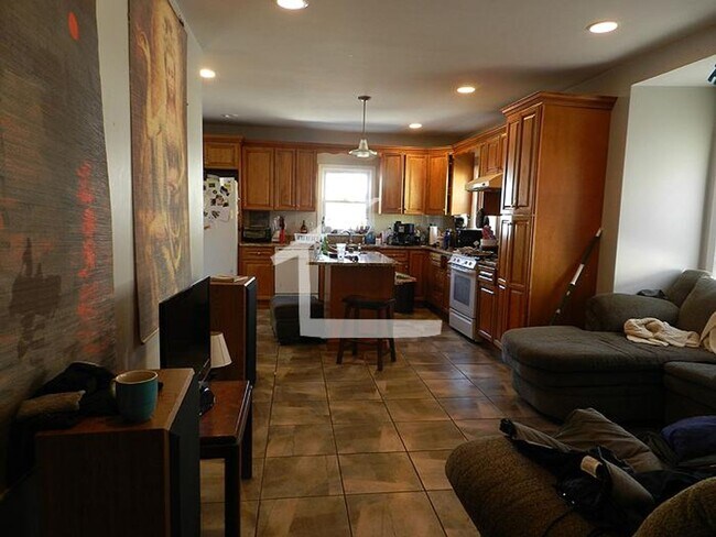 Building Photo - Large Apartment in Allston, Students Welcome! Pets Friendly. Laundry on a Site, Parking for Rent