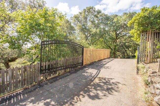 Building Photo - Gated 4bd/3ba Kentfield Home
