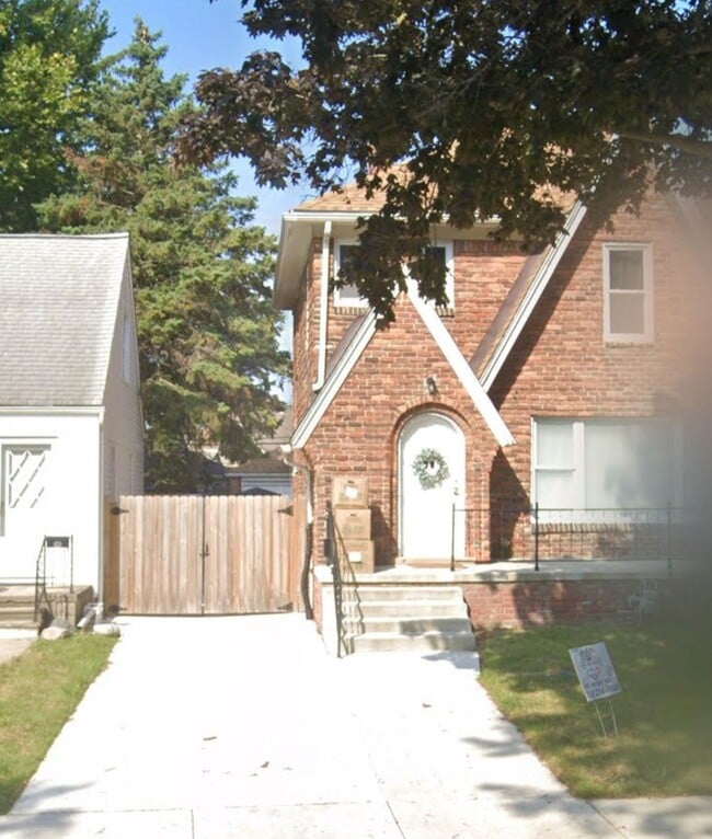 Building Photo - 6752 Buckingham Ave