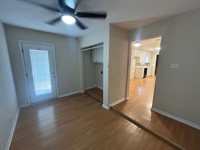 Building Photo - Spacious and Private Midway ISD Home