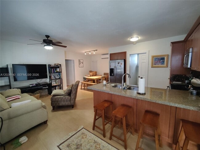 Building Photo - 1823 S Bayshore Ln