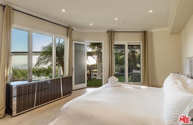 Building Photo - 560 Chalette Dr