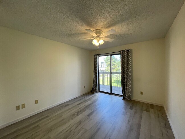 Building Photo - Perfect 2 Bedroom Condo