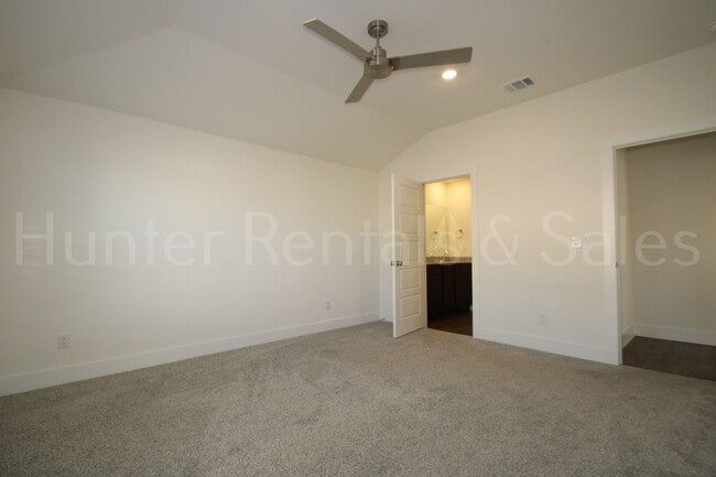 Building Photo - Newer Modern Cove 4 Bedroom