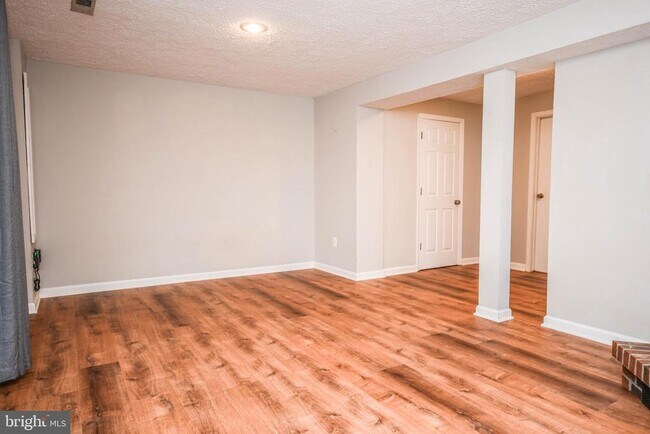 Building Photo - 27 Cross Country Ct