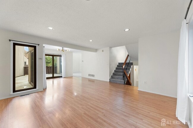 Building Photo - 65 Diamond Ln